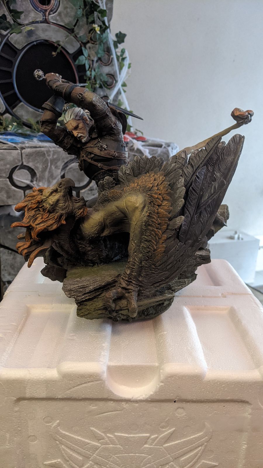 Witcher 3 Geralt vs Griffin Statue - Mint Condition